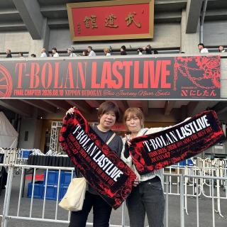 8月10日(月)東京：日本武道館：日本武道館最高のLASTLIVEでした🙌
高校生の頃からファンだったT-BOLAN
親友と初めて佐賀に参戦し初めて嵐士さんを目の前で見てカッコ良くて歌声も最高でした。
日本武道館も絶対行くと決めチケットも運良く取れ行く事出来とてもラッキーでした。
忘れられないLASTLIVEになりホント最高の一夜でした。
2年後楽しみに🥰
これからもずっと大好きなT-BOLAN❤️
