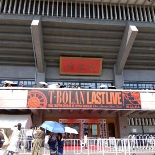 8月10日(月)東京：日本武道館：記念すべきこの日に、共に同じ時を過ごせる事に感謝しました。私は、T-BOLANメンバーおひとりおひとりのハンパない人間力に惹かれ惚れ込んできました。こんな温かいライブを行うバンドを他に知りません。終わりにするには勿体な過ぎます！また再来年、ライブでお会い出来ると信じ、心から楽しみにしています！