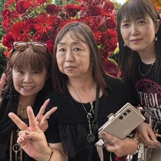 8月10日(月)東京：日本武道館：3人娘からT-BOLANへ♡並んだ花の中で１番小さな花でしたが愛はたくさん詰め込みました。人生の半分以上をT-BOLANと歩んで来れた事に感謝の気持ちでいっぱいです。そしてどんな未来へ続いていくのか楽しみです。これからのT-BOLAN、森友嵐士さん、心から信頼できる仲間とずっと応援し続けます。本当にありがとうございました。