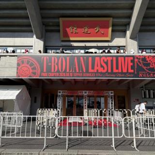 8月10日(月)東京：日本武道館：初の武道館❗️
まさかT-BOLANのライブで来れるとは！
絶対に最高の一夜になること間違いなし‼️
LASTという寂しさもありつつ、期待に胸を膨らませて、いざ武道館へ❣️
ライブは100%大満足でした❣️
愛のために〜は練り歩きはなかったものの、メインステージに戻る際に嵐士とタッチもできたし❣️
でもLASTなのに車椅子のアテンドが良くなく、グッズが買えなかったり、始まってからの着席で開演前の雰囲気を味わうことができなかったりと、ちょっと残念なことがあって120%大大満足で終えることができなかったのが心残りだなぁ…
と思っていたら、2年後にまた会える⁉️
その時は200%大大大満足になると、今から楽しみにしています😍
その時は青木さんにも会いたいなぁ〜💕