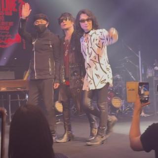 11月3日(月・祝)新潟：新潟県民会館 大ホール：前回に引き続き今回もSingle中心の絶妙なセトリ🎶
メッセージ性の強いフレーズをリズミカルに聴かせる言葉運びが飛び抜けて心に沁みてウルウルしちゃいました🥹
流石音楽の上のカリスマだなぁ…って💫
　そしてハイライトは大切な嵐士さんの６０回目のお誕生日を地元でお祝いさせて頂けたこと一生の記念💍幸甚の極みです💐
バースデーケーキ🎂の前で照れながらも一瞬サングラスを外してくださった嵐士さん💖燦然と輝き神々しかった🥰
還暦を迎えられ1発目のLIVEを新潟で開催して頂けたこと⭐️感謝🙇‍♀️深謝ですm(_ _)m
　また特記すべきことはインタビュアー棚橋さんの事を『アニキのような存在』だと認め慕ってくださる嵐士さんの情の深さ🍀尊敬や親愛の念が色褪せず心に生き続けている事に感涙しました😂
逝去され4年経った今でも忘れず心こめて語ってくださる嵐士さんの深い絆を、空の上から受け止め…心から喜んでいらっしゃると思います🌈
今後も決して消えることなく嵐士さんの心に深く刻まれ、温かい想いが大切に護られていくことを切実に願っております🙏