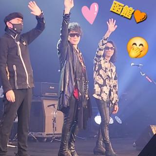 11月6日(木)北海道：函館市民会館 大ホール：T-BOLAN遠征初の北海道函館LIVE❤️最高でした💛参戦８公演目ですが、何度聞いても始まりから最後まで大興奮で楽しめる😄💓最高ですね❤️90年代の映像や、いろいろな思い出の詰まった曲達が90年代へタイムリープさせてくれて、いつもじーんときてしまいます😊✨️
嵐士のMCもその土地土地での思い出話が飛び出し、今日はどんな内容なのか、とても楽しみでいつも聞いています💕BOLAN と共に北海道の地へ行きたかったので、その念願も叶って、とても嬉しいです🎵
ありがとうございました😆💕✨