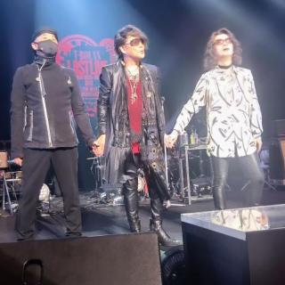 11月29日(土)秋田：あきた芸術劇場ミルハス 大ホール：今年初となるT-BOLANのライブ。
最前列の真ん中よりでした。
嵐士さんが、最初から目の前に来て
手を伸ばせば届きそう🥰な距離でした。
嵐士さんが、秋田弁を話して秋田弁と
地元の津軽弁は似ているので
嬉しくなりました☺️

嵐士さんのラジオで、リスナーさん達が
言う、上野さんコール。初めて聞いたけど
素晴らしかった👏
五味さんのジャンプも見れて、申し分のない
いい席でした✨

この日も、SNSで繋がったファン友さんに
会えて、T-BOLAN最高ー‼️でした。

