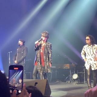 10月13日(月・祝)大阪：東京建物 Brillia HALL 箕面（箕面市立文化芸能劇場） 大ホール：今回のツアーで初めてめっちゃ近い3列目というお席に♡何十年好きでいてもまだ好きは更新するんだなぁと思った大阪ライブでした♡

ハイタッチの時、今日はこっちから…って嵐士さんが突然近付いてきた時はドキドキでした♡

今回のツアー参加する会場毎回なのですが通路席の方が通路側に寄せてくださり、毎回ハイタッチが叶っています☆本当に感謝です。

T-BOLANと会えて一緒に過ごせる時間が本当に嬉しくて、ずっと笑顔で幸せな気持ちで過ごせました。ありがとうございました♡