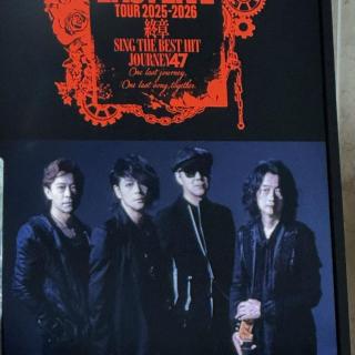 9月13日(土)千葉：市川市文化会館 大ホール：ツアー初日の市川。今回はどんなセットリストなんだろう？定番のシングル曲以外にはどの曲が演奏されるんだろう？というワクワクする気持ちと、上野さんの病状はどうなんだろう？そもそもステージに立てるのだろうかという心配な気持ち、そしてLAST LIVE TOURなんだなぁという複雑な気持ちを抱えての初日でした。結果、セットリストにはSinglesツアーでは聴けなかった大好きな曲たちが入り（嬉しい！）、上野さんはずっと立ったまま最後まで演奏（ステージ4には見えないパフォーマンスにびっくり！）、そして、LAST LIVE TOURであることを忘れさせてくれる素晴らしいパフォーマンス（T-BOLANとしての美学に納得）に感動した1日でした。今ツアーは特別な思いもあり、いったい何公演参加できるかな。