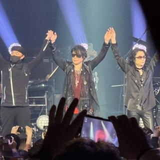 12月13日(土)山形：シェルターなんようホール 大ホール：遠方過ぎて行くのが難しいと思っていた山形公演ですが、1月まで待てない！やっぱり12月にもT-BOLANに会いたい！という気持ちが募り、片道7時間かけて根性で行ってきました。一般でチケットを取ったら30列目というかなりの後方席でした。でも、ほぼ中央、PA卓の前で、音はさすがにGood！でした。今回のアコースティックコーナーは、弾き語りではなく、こじやんさんのピアノでしたが、私は嵐士さんの弾き語りの方が好きです。あの曲、弾き語りに戻してほしいなぁ。
そして、今回の目的はあと2つ。川崎公演ではグッズ列の6番目になってしまい、涙を吞んだイタバと嵐士さんのお洋服でしたが、今回は見事にゲットできました！嵐士さん、スタッフのお姉さん、ありがとうございました。
最後、東京行の新幹線の時間が迫っていたため、この写真を撮るのが精一杯でした。次回も楽しみにしています！