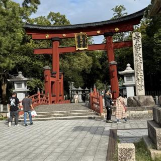 10月11日(土)福井：敦賀市民文化センター：5本目の敦賀公演。ここまでずっとT-BOLANと一緒にライブをまわることができていて、とても嬉しかったです！会場に向かう途中で気比神宮に立ち寄り、ライブの安全と上野さんの癌が少しでも良くなりますようにとお祈りしました。少しでもご利益があるとよいのですが。
この日もライブを堪能。そして、今回のライブのタイムスケジュールなら、敦賀から日帰りできることを発見した1日でした。この辺りの日程はライブに万博にと、とにかく忙しかったですね。