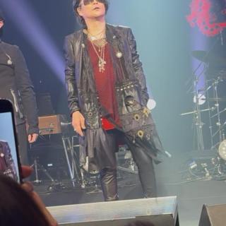 12月13日(土)山形：シェルターなんようホール 大ホール：今ツアー4公演目となる山形LIVE♪
ファン友さんのご厚意で初めてド・センターと言う圧倒的没入感に浸れる座席で参戦させて頂き、身も心も震え上がりました🤩
この日は『LOVE』が圧巻❣️嵐士さんの崇高な歌声に大感動して脳が溶けてしまいそうでした😍
大観衆慣れした嵐士さんの神がかったミュージシャンとしての才能を印象づけながらも親密な口調で場の空気を和ませてくれる愛くるしさ💖ファンの心理を確実に射抜いているようで…それが嵐士さんの《徳》でもあり、老若男女問わず人を惹きつける魅力なのだなぁ…って実感しました🥰
T-BOLAN怒涛の大ヒットナンバーが次々に繰り出され🎶華やかで懐かしい時代を作ったロックバンドの帰還をも思わせる【祝宴】のように思え㊗️還暦のメモリアルイヤーに相応しい特別なLIVEに興奮✳️熱狂✴️感涙❇️を呼びました🌟
五感が刺激され多幸感に満ちたLIVEを誠にありがとうございました🙏
