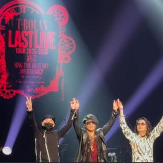 10月13日(月・祝)大阪：東京建物 Brillia HALL 箕面（箕面市立文化芸能劇場） 大ホール：6本目の箕面公演。上野さんのピースサインが体調がよくなってきていることを物語っているようで、とても嬉しく思いました。ライブの力って本当に凄い！