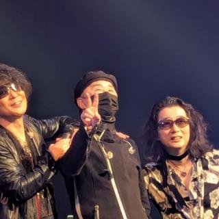 9月19日(金)岡山：岡山芸術創造劇場 ハレノワ 大劇場：高校生の頃から大好きです。看護師をしていて、いつも皆さんから元気をもらってます。岡山公演に行きました。この写真の皆さんの笑顔は本当に素敵でした。かけがえのない時間を一緒に過ごさせてもらいました。上野さんのステージに立つ姿に涙が止まりませんでした。途中で椅子にストンと座り込まれたことがあり、駆け寄りたい気持ちでいっぱいでした。メンバーの皆さんもサポートしてくださる皆さんもどうかお体を大切になさってください。
