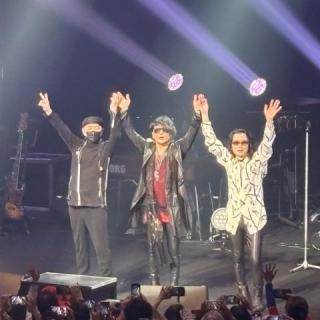 10月13日(月・祝)大阪：東京建物 Brillia HALL 箕面（箕面市立文化芸能劇場） 大ホール：10月13日　大阪　東京建物　Brillia HALL 箕面　行きました。
当時　CDは買ってよく聞いていたので
その曲達を　数十年経って　やっと生で聴ける喜びを感じました。歌詞も全部ではないけど　覚えてる所は心の中で一緒に歌ってました。
♪ 愛のために 愛の中で♪ 
の森友さんが客席巡回　ハイタッチ🤚
この日　初体験出来ました‼︎
終演後　ハイタッチした方の手には白檀の香りが残っていました。
改めて　森友さんとハイタッチ出来た置き土産⁈  実感が湧いて　良い思い出が出来ました。