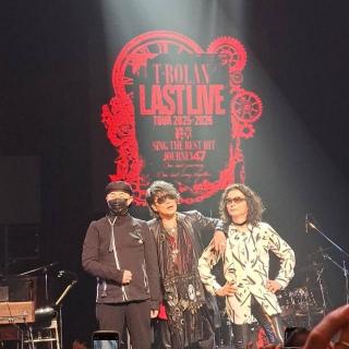 9月13日(土)千葉：市川市文化会館 大ホール：待ちに待ったライブ初日💕
初めての最前列🥰
上野さん側🌟の席でした〜
ライブ前の上野さんの発表に動揺し心配と不安で一杯でした。ステージに置かれた上野さんのベースを見て込み上げるものがあり上野さんが変わらない笑顔で登場された時は堪えていた涙が溢れました。
最初から最後までほぼ座ることなく演奏されていた姿が本当に眩しかったです。そんな上野さんを見守り支えられている嵐士さん五味さんチームメンバーの皆さんの温かく大きな愛❤️を感じ感動的な初日でした〜
やっぱりT-BOLAN🌟最高‼️です
沢山のパワーをいただきました

