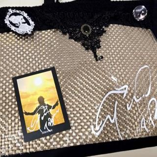 9月23日(火・祝)神奈川：茅ヶ崎市民文化会館 大ホール：イタバとサイン入りメッセージカード💕を
初めてゲットしました⤴︎⤴︎╰(*´︶`*)╯♡
嬉しすぎてライブ前から大興奮💓
優しいスタッフさん達にも感謝です☺️
茅ヶ崎　サザン🌟
嵐士さんの『いとしのエリー』の弾き語り…流石嵐士さんです❤️心にくい演出☆*:
感動！素敵✨でした〜
上野さん！最初から最後まで…パワーをおくるつもりが逆にいただいてます。
本当にありがとうございます