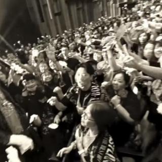 10月13日(月・祝)大阪：東京建物 Brillia HALL 箕面（箕面市立文化芸能劇場） 大ホール：
嵐士さんへ。きょーが終わるまぇにおわるまえにおわる前に笑、今のことは今感想書きたくて…←ぃまがたいせつ！←嵐士さん論?(´･ω･`)
まず、
いつもいつもこころに刺さりすぎるMCありがとぅござぃます。

そのだいじな言葉もこえるぐらいに

嵐士さんのイタバget。＆練り歩きで嵐士さんが

目の前直で…うたっていただきましたあ。感謝感激しか無かったです←YouTubeで…ポカーンなっとる自分見るんが有る意味のたのしみ笑
たのしみ倍増ですね笑

嵐士さんがこんな手の届く範囲に…っておもぃますとー^_^

触りはしませんけどｰ(//∇//)
嵐士さんの汗、綺麗やった。
肌透き通っとった。
めっちゃ細い
細かった、腰抜けそぅになったw。

も、、こんな感想しか書けませぬけどー。笑

嵐士さんグッズもいつもたのしまして貰いまして気持ちがついてかない笑、、こんなに毎度欲しいもので、、並ぶのか^_^とか。笑笑


こんなライブ感あるって…
放心状況、、いい疲労感とは、こーゆーこと？っておもぃましたぁ。
ま、じぶんも歳取った疲労感も有りますけんどもー笑。

なんか、まとまらなぃ
文ですいません

ぼーちゃん
より

