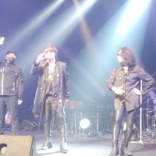 12月21日(日)岩手：奥州市文化会館Zホール  大ホール：今回ツアー、待ちに待った初日南陽に続き奥州にも参戦しました🥰嵐士も言ってたけどT-BOLANは、LIVEが1番の心地良い場所😭LIVEを大事にしてきたバンド😭高校生の時、宮城県民会館でLOOZツアーに参戦した時は、人気絶頂でツアーに行けるだけで嬉しかった〜😭コンサート終了後、結構な時間出待ちをしてやっと車で会場をあとにする時、車の窓にはフィルムが貼られて中が見えない状況で、突然スーッと窓が開いて嵐士が、「寒い中、待っててくれてありがとう」って言ってくれたのを昨日の事のように鮮明に覚えてる🥹🥹💞あれから今まで好きでいれたのも、どんな時もファンの事を大事に想ってくれる気持ちがあったから😭今じゃ、こんなにも近くにいてくれる事が奇跡🥹🥹💞ありがとう😘これからもずーっとついていくのでよろしくお願いします🥹🥹🥰