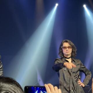 12月21日(日)岩手：奥州市文化会館Zホール  大ホール：嵐士さん、かっこいい！かっこいいと近くにくる度に言ってました！外は寒かったけどLIVE中は熱気で暑くなってTシャツ1枚でもよかったくらい😆上野さん、元気にステージ立ってくれたし五味さんには最後に気づいてもらえて最高のLIVEでした👍