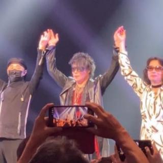 9月23日(火・祝)神奈川：茅ヶ崎市民文化会館 大ホール：9月23日の茅ヶ崎のライブに参加しました。今回は小学生の息子と急遽、娘の職場の方（娘より私の方が年が近かった😅）と現地で「初めまして」と合流からのスタートでした。とても感じの良い方で、写真撮影やグッズ購入も一緒にしました😊チケットは別々にとっていたので、座席は離れていましたが、お互い一階席でした✨
ライブでは、森友さんが息子と私の座席の前に立って「愛のために愛の中で」を歌ってくれました。息子には頭もポンポンしてくれました🥰お礼を伝えたくて、初めてラジオに感想のメールを送りました。ラジオではメールを読んでくださり「覚えてるよ」と言って頂けました♡
とても嬉しかったです🥹
ありがとうございました
♪───Ｏ（≧∇≦）Ｏ────♪

