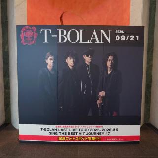 9月21日(日)兵庫：東リ いたみホール(伊丹市立文化会館) 大ホール：今回のツアーが｢最後｣と知って初参加した公演。
上野さんの体調も心配だったし、｢最後｣ということでしっかりと目に焼き付け、音もしっかり体感しようと参戦しました。
上野さんがベースを弾いている姿、そして昔の映像が後ろで流れていて、T-BOLANが活動休止してからファンになった私にとってT-BOLANが活動再開しライブに参戦できた奇跡と想いが溢れだし涙を拭いながらライブを噛みしめました。
当たり前に参加できてたT-BOLANのライブ。
このツアーが終わればその当たり前がなくなってしまうかもしれないけど、できる限り沢山他の公演も参加します!!