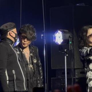 1月12日(月・祝)長野：長野市芸術館メインホール：大丈夫か？と気遣う嵐士さん。
大丈夫大丈夫と答える上野さん。
いつでも優しさと思いやりを持ったメンバーの姿に心をうたれます。
ありがとう。
ライブも最高でした！！