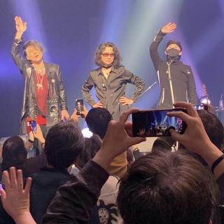 11月24日(月・祝)神奈川：カルッツかわさき：サングラス🕶️を外してくれた嵐士さん、格好良い‼️キュンです🫰
愛のために愛の中で♪では初めて手の届く距離の座席で立って歌っていただき、背中から溢れ出る気迫とオーラを感じさせて頂きました。
ヤマザキパンのバイト時代のお弁当の話し、愛に包まれていてほっこりしました。
また会いに行きます🥰