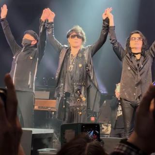 1月17日(土)広島：ふくやま芸術文化ホール リーデンローズ：嵐士さんの大切な故郷《広島福山LIVE♪》
嵐士さんが終始お優しい笑みを絶やさず温かく幸せに満ちた空間でT-BOLANとお時間を共有させて頂けたことに心から感謝しております🥹
私は今回初めて待望の通路側のお席を頂けたのに…隣り〜3席隣の方々にハイタッチ🙌が出来るよう通路を譲っている間に肝心の自分自身がハイタッチ🙌出来ず💦あっという間に嵐士さんが過ぎ去ってしまい😂自分の情けなさ痛感しました😢
前回のLIVEツアーから15公演参戦した中でハイタッチ🙌出来たのは僅か２回だけ😢今回せっかく嵐士さんのご地元で念願のハイタッチ🙌出来ると確信し楽しみにしていただけに悔しくて😩自分のバカさ加減に苛立ちを覚えてしまいました😓
そんな苦い経験も含め…我が家から820km以上離れた広島に万難排して来た価値あるLIVEに胸いっぱい🌟感涙でした😭
LIVEは終わってしまいましたが…また何時か広島に【聖地巡礼✨】ゆっくり訪れたいと切に想いました☺️