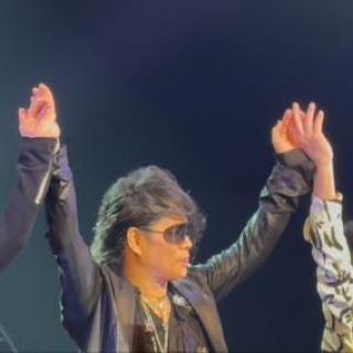 1月31日(土)東京：調布市グリーンホール 大ホール：私にとっては13本目のLAST LIVE。嵐士さんの質問で、東京でも意外に今回初T-BOLANの人が多いことに驚きました。
LIVEは嵐士さんの声がとてもよく出ていて、聴き惚れました。私は自分が歌うよりも聴きたい派なので、大満足の一夜となりました。五味さんは還暦を超えているとは思えない跳躍で相変わらずぴょんぴょん飛んでるし、上野さんは回を追うごとに「ありがとう！」という声に張りが出てきていて、良くなってこられていることを実感しています。今回のツアーはまだまだ続くけれど、上野さんの病気回復のためにも、"LAST LIVE TOUR"にはしないでほしいなぁと思う今日この頃です。