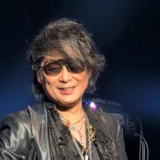 2月7日(土)埼玉：サンシティ越谷市民ホール　大ホール：サンシティ越谷市民ホールライブ！最高でした😊とにかく嵐士さん最初からテンション高い！メンバーさんもサポートメンバーさん、こじやんさんも笑顔いっぱいで楽しい時間でした〜ありがとうございました😊上野さんどんどん元気になりますね!嬉しい限りです😊このままずっとエンドレスツアーにして欲しいなぁ。大好きなT-BOLANとの時間終わって欲しくないです。
もちろん行けるだけたくさんいきますよ〜
皆さんお身体ご無理なさらずに頑張ってください😊素敵なライブ感謝申しあげます😊嵐士さんからのスペシャル🩷プレゼント🎁感謝♥
ベイビーボランたちのサイン入りも当たり🎯ました♥さらにサイン入りポストカード当たり🎯ました♥スタッフ様感謝申しあげます😊T-BOLAN最高！