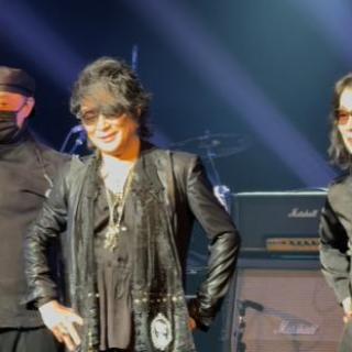 2月7日(土)埼玉：サンシティ越谷市民ホール　大ホール：ライブハウス越谷！！最初から大盛り上がりでしたね！嵐士さん飛ばしすぎで、終演後大丈夫だったでしょうか。それでも120％、140％やっちゃうのが嵐士さんらしいですが、ぶっ倒れているんじゃないかとちょっと心配でした。
五味ちゃんのサンシティ”川越”との勘違いに爆笑しました。お茶目で可愛かったです。今回はジャンプを全回見ることができたと思います。着地がいまいちの回もあったように思います。無理はしないでくださいね。
上野さん、今回も最初から最後までステージに立てて、本当に良かったです。その姿に毎回感動しています。
今回は私自身の14本目、11列目の右端の方で、音はどうかなと思っていたのですが、とっても良い音でした。今日はトシさんのドラムの音が立ってると嵐士さんが言っていたので、その効果もあったのかもしれませんね。
”愛のために愛の中で”では、嵐士さんが近くで歌ってくれて、ハイタッチもできて本当に最高でした。
越谷、最高の思い出をありがとう！