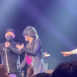 1月31日(土)東京：調布市グリーンホール 大ホール：24本目にして初めての東京ライブ✨
T-BOLANが結成された東京🗼ファンへのありがとうを何度も何度も言ってくれてたのがすごく印象的でした💖
こちらこそT-BOLANにありがとうの気持ちでいっぱいです😊

私は今回のツアー9本目のライブでした✨初めて…愛のために愛の中で♪の練り歩きで嵐士さんに手が届きませんでした笑🤭
嵐士さんが右へ行くと右へ、前を通ると前へ、左に来れば左へと強い磁石に吸い寄せられるように💕寄って行ってはみるものの。。やっぱり手は届かず笑笑😂

通路側の方がご親切に呼んでくださり通路横まで行ってみても嵐士さんそこで歌い始めちゃったのでやっぱり触れられず。。そのまま見守る…🩷笑これはこれで貴重な体験でした☺️ファンの方に優しい方が多くて嬉しいです😊

写真は最後の撮影タイムに口パクで歌い始めた嵐士さんが、五味さんにも上野さんにもマイクを（手！笑）向けて歌ってもらってるところです笑笑最初から最後まで本当に楽しかったです。また次の場所でお会いできるのを楽しみにしています♪
ありがとうございました❤️🥰