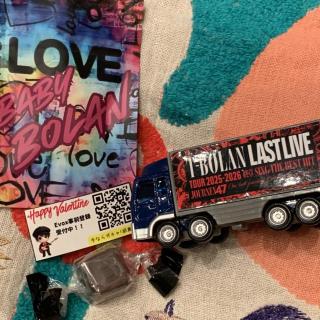 2月7日(土)埼玉：サンシティ越谷市民ホール　大ホール：2週連続T-BOLANに会いに行く旅💖という幸せな埼玉ライブ✨バレンタインが近くてEvoXからチョコレートのプレゼントがありました🎁ありがとうございました💕Baby BOLANの『B』が出ましたよ❤️😊

アマチュア時代からライブハウスによく来てたという埼玉☺️本当にめちゃくちゃ盛り上がって、ライブが最高に楽しくて仕方がない✨という嵐士さんの姿を見せてもらって私もとっても幸せでした💖😊

一夜一夜、本当にかけがえのない特別な時間✨T-BOLANのライブが何より私の心が喜ぶ場所です。この旅を一緒に過ごさせてもらって本当にありがとうございます💖