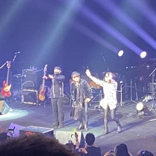 2月23日(月・祝)群馬：太田市民会館：公演に行く回数が増えるほど、嵐士さんの歌声が心に響くのは勿論のこと、五味さんのギターの技術と音の厚みに耳を奪われて、五味先生がどんどん気になってきています（笑）
ジャンプも高くて驚きましたし。
この日の上野さんと五味さんのトークも最高に
面白かったです！最近上野さんは五味さんにあたりが強いんですか？（笑）何かあったのかな。
聞けば聞くほど面白いメンバーの人間模様。
感動と熱狂と、ほっこりする時間を、
ありがとうございました。