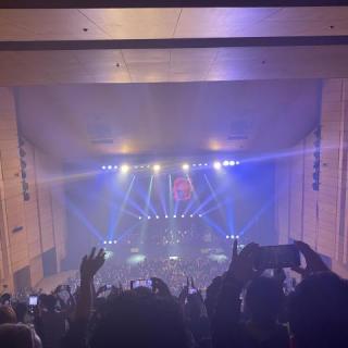 2月22日(日)栃木：とちぎ岩下の新生姜ホール（栃木文化会館） 大ホール：「あらし〜！」「たかし〜！」「うえのさーんっ！」の声がいつもより大きい会場でした。
本当です😳
上野さんのホーム感がすごくて、「栃木といえば、餃子、いちご、岩下の新生姜、そしてレモン牛乳」☝️と楽しそうに教えてくれました。
真岡市長さんにも見守られて誇らしげでしたね。
振り付けの時に唯子さんが五味さんにあることを
指摘されてしまってて、あれれれ（笑）😆
皆で大声で歌って、笑って、
腕が痛くなるまでペンライト振って、
心に残る最高の一夜になりました。