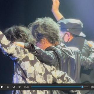 3月8日(日)大阪：南海浪切ホール：南海波切ホールは、いつもの安定の15列目付近（笑）でしたが、全体が見渡しやすいまずまずの好位置でした。アンコールの最後、ステージからはける際、3人が肩を組んで去っていくところ、メンバーの絆が感じられて、大好きです。
この日、上野さんの衣装がいつもと違っていて、あれ？と思っていたら、手を上げた時などにコルセットがチラ見えしたのはご愛敬でしたね！