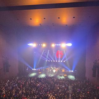 3月14日(土)福岡：福岡市民会館 大ホール：福岡ライブは初の3階席からでした✴️
神秘的な宇宙空間のような、満天の星空を散りばめたような、照明が煌びやかな光の海のような、幻想的で広大な世界を感じました✴️
いつも以上に想いがあふれて涙が止まりませんでした。
T-BOLAN からの愛や覚悟を深く感じた時間でもありました✴️
ありがとうございます👏