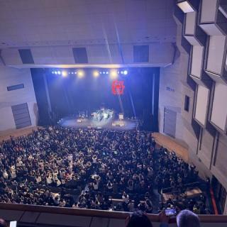 3月29日(日)福島：けんしん郡山文化センター（郡山市民文化センター）大ホール：一般のチケットを急遽購入したらまさかの4階席でした！いつもなら前の方で観覧できていたので、また違ったLIVEで楽しかったです。立ち見席まであって、武道館の告知をした後は一気にお客さんも増えた気しますし、1公演ずつラストを噛み締めているような雰囲気のLIVEでした。仙台公演から途中アンコールもあり、ガラッと雰囲気も変わった講演ですごく盛り上がって楽しかったです。