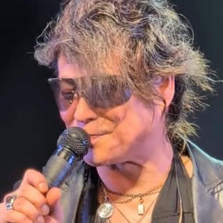4月5日(日)長崎：長崎アルカス佐世保：長崎アルカス佐世保ライブ最高でした😊嵐士さんが最初からテンション高めで客席との距離感も近いし盛り上がりましたね〜上野さんも顔色良くて笑顔いっぱいで。五味ちゃんはいつものジャンプ！初長崎でしたがたくさんのファンたちとの出会いがありすべてはT-BOLANのおかげですね♥感謝申しあげます😊行きは空港からのバスにて降りたら一緒にライブに行くからと熊本の方との出会いもありアルカスの場所やカフェ案内してくれた年配の方にも感謝いっぱいでした〜🥰会場ではさらなる出会いもあり善き推し活旅でしたよ。帰りの飛行機ではなんと添乗員さんが森友嵐士さんファンで私の絵のイタバみて嵐士さんですね♥とにっこり😀されていてさらには隣に座った方がなんとT-BOLANのファンでして東京へ研修にいくために飛行機へ。日本武道館公演いきたいといってましたので連絡先交換しました〜お仕事での飛行機でしたね〜善き出会いありきの推し活旅😸楽しい時間をT-BOLANのご縁に感謝です。九州地方の方々の熱いT-BOLAN愛を感じられて嬉しい気持ちになりながらの帰宅でした〜🥰やっぱりT-BOLAN！T-BOLAN最高！ありがとう！