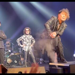 4月10日(金)富山：高周波文化ホール：富山ものっけから熱量高くて⤴️感動が爆発するほど💥その時・その瞬間・その場にいる人だけが経験できる夢の様な世界観✨LIVEの醍醐味は何物にも代え難い幸せ🌟
この場所・この時でしか生まれない一期一会のLIVE♫同じ瞬間は二度と来ないからこそ一曲一曲♪そして一瞬一緒を大切に心に刻み💗目に焼き付けたいと改め痛感しました🥰
今回の富山公演♩練り歩きの際に最前列〜２列目辺りの端の方々数名が、なんと嵐士さんに抱きついていた‼️愛の波紋❤️とは言え…こんな行為も認めて頂けるの❓大丈夫？…と疑問に思いながらも…T-BOLANと共に心を動かし、この貴重な空間を最大限に感じたい🤩嵐士さんご自身の御心が赴くままに続いて行くLIVE🎶
私はずーっと嵐士さん💖T-BOLANについて行きたいって決心しております🌈
嵐士さん、どうかお身体にはくれぐれもお気を付けくださいませ。