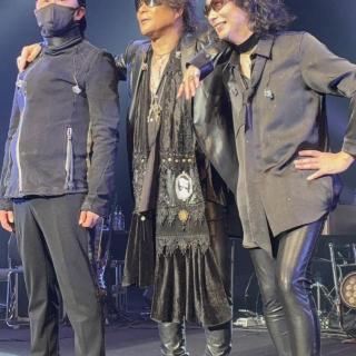 4月18日(土)東京：大田区民ホール アプリコ 大ホール：東京ライブ最高でした😊T-BOLANありがとう！メンバーさんたちの笑顔に癒され嵐士さんの歌声に聞き惚れ幸せいっぱいな時間でした😊東京でのライブに感謝しかないです😊上野さんさらに益々元気になってますね。五味ちゃんとのトークも楽しくて毎回コーナーが楽しみです😊みんながひとつになったライブでしたね。T-BOLANで繋がりT-BOLANと繋がり。そんな人たちとの時間はかけがえのない宝物です😊ポストカードも2つコンプリートしお写真撮影してもらいました😊スタッフさんありがとうございます😊
ハイタッチも出来て記念になりました。
T-BOLANありがとう！
そしてお疲れ様でした😊