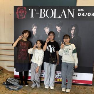 4月4日(土)佐賀：佐賀市文化会館：4月4日土曜日
『T-BOLAN LAST LIVE TOUR 2025-2026終章 
SING THE BEST HIT JOURNEY 47』
佐賀・佐賀市文化会館でした❤️
T-BOLANのLIVEに行けて、親子4人楽しい幸せな時間を過ごせました❣️
1階の5列目で間近に嵐士さん、五味さん、上野さん見れました🥰🥰🥰
最後は、写真撮影🆗
T-BOLAN LIVE、最高😍💕💕