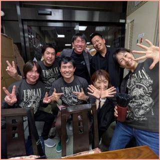 4月18日(土)東京：大田区民ホール アプリコ 大ホール：追いかけまくって、ようやくようやく嵐士くんに席を選ばれましたぁーーー！
席に置いてあった荷物はさっさと払い除け、嵐士くんに乗ってもらおうと。でも、歌のタイミングとうまく合わず、乗りにくそうでとっさに太ももをおさえて「行かないでーーー」と。
こんな幸せなことはない！ここまで36年かかりました(笑)
ライブ後、飲みに行ったお店で、同じT-シャツを着た人とトイレでバッタリ。逃さない(笑)
「あーーー！行きました？」と。意気投合！トイレ前ですが、みんなとT-BOLAN話しで盛り上がった素敵な写真1枚です(^^)