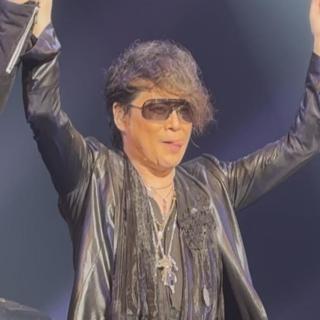 5月15日(金)東京：たましんRISURUホール：立川もパワーあふれる最高のライブでした〜😎
嵐士さんと何度も目が合って幸せ全開😍
そして、嵐士さんが体調を崩した後のShiny Daysは なんだか格別なものがあり、今までで一番よかったです❣️
ラジオで話してたベロをペロッと出す癖、ずっと分かってましたよ〜😋
ちょうどこの写真のように〜😝
こんな かわいい嵐士さんが大好きです😍



