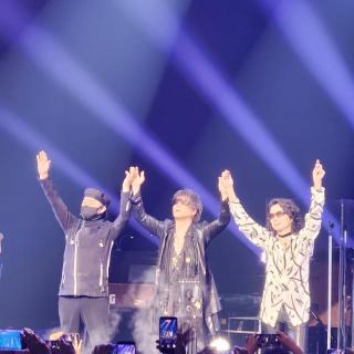 6月6日(土)沖縄：沖縄コンベンションセンター劇場：初めての沖縄にT-BOLANライブに行きました。8回目の参戦です。
沖縄は賑やかなイメージがあったけど大人しめ？いつもとちょっとだけ違う雰囲気だなと思いました。でも指笛すごい。男の人だけかと思ってたら女の人もふけるんですね。それに曲の合間に沖縄の曲？弾いてくれて沖縄らしさを感じました。
嵐士さんが沖縄好きなのもすごい伝わったし、ハイタッチもしっかりできたので初の沖縄行ってよかったです。