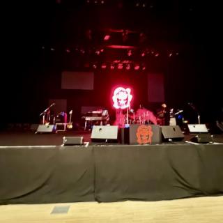 6月14日(日)愛知：小牧市民会館：T-BOLAN LIVE2025-2026 厚木市文化会館へ参戦✨ 初の最前列、ほぼ中央からのLIVE‼️嵐士もテンションが高く、絶好調🌈弾き語りのアンコール‼️マイライフもスペシャルバージョン‼️タクヤさんのドラム最高😚そして上野コールに続いて嵐士コールと、タカシコールまでお腹いっぱいのフルコースでした😋🎶