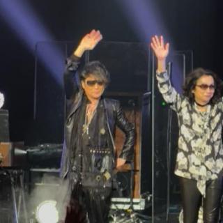 6月14日(日)愛知：小牧市民会館：小牧公演は22列目（に列）でのライブ参加でした。メンバーはいつもより小さかったけれど、音がGoodだし、前方のペンライトの光に感動しました。メンバー紹介時の「タカシコール」は、これから定着するのかな？
そうそう、嵐士さんのガチャで初めて特賞をいただき（自分は絶対に当たらないと思っていました）、大感動の一夜となりました。早く手元に置きたくて、ライブ会場からホテル、翌日のホテルから自宅まで、何度も風に煽られながら、なんとか無事に持ち帰ることができました（ぴよりんチャレンジならぬ、パネルチャレンジでした（笑））。嵐士さん、スタッフさん、本当にありがとうございました。