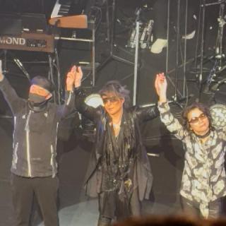 6月30日(火)和歌山：和歌山城ホール：４月の開催延期からの振替公演でしたし、前回も先行物販だけは実施されたので、入場して、オープニングSEが流れて、メンバー全員がステージに揃うまで、気が気ではなかったです。でも、T-BOLANはきっちり約束を果たしてくれましたね！振替公演が入ったことで６月末から７月初めが超過密日程になり、きっとプレッシャーも身体的負担も大きかったと思いますが、本当にありがとうございました。
今回は2階の最後列からだったのでメンバーは小さかったけれど、全体がよく見渡せました。（写真は携帯カメラの最大ズームで撮っています。）