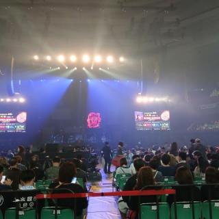 8月10日(月)東京：日本武道館：ラストライブ最高でした。悲しみが痛いよのスタートは泣けてきました。
弾き語りと愛のために愛の中ででは、座席がお立ち台のすぐ側だったので目の前で見れて興奮しました。
今日はライブ前は嬉しさと悲しさの複雑な思いでしたが、エンディングの20280710を見てホッとしました。2年後、楽しみにしています。
どうぞお身体に気をつけてください。今日はありがとうございました。♥️
メキー