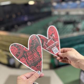 8月10日(月)東京：日本武道館：ひらひら舞っていたハートが欲しくて出口で配っててくれてうれしかった〜！😭そんなに前じゃないと思いきや、中央ステージセンター！悲しみが痛いよの冒頭から感動して涙😭😭😭毎日聴いてます。間近で見た最高のラストライブでした！！