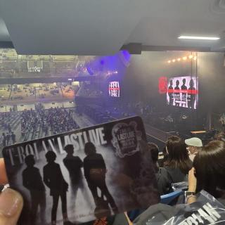 8月10日(月)東京：日本武道館：始まる前の暗転でペンライトがキラキラ、とても綺麗でした。最後まで泣かずにえがおで見送れました。最高！ありがとう！